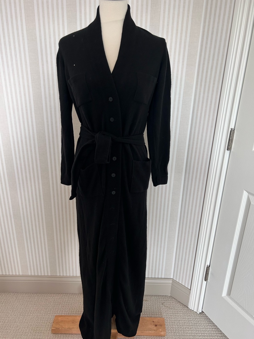 Vtg 100% Cashmere Full-Length Black Robe by “A Royal Robe” Women’s Size Medium